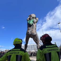 Imposición del pañuelo al gigante Tombatossals